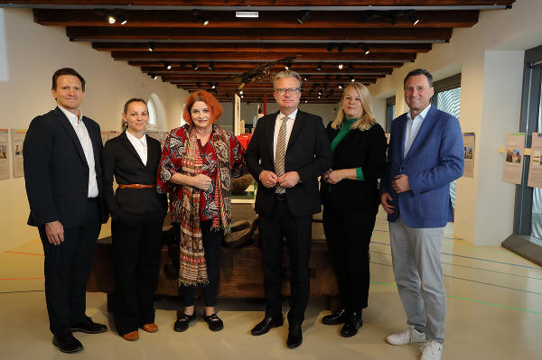 Marko Mele (wissenschaftlicher Direktor Universalmuseum Joanneum), Elisabeth Schlögl (Leiterin des Museumsforums und des Projektes "Wer bist du: Steiermark?"), Alexandra Riewe (Kuratorin der gleichnamigen Ausstellung zum Projekt), Landeshauptmann Christopher Drexler, Claudia Unger (Leiterin des Volkskundemuseums am Paulustor) und Josef Schrammel (kaufmännischer Direktor Universalmuseum Joanneum) (v.l.) © Universalmuseum Joanneum/J.J. Kucek; bei Quellenangabe honorarfrei