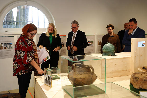 LH Christopher Drexler bei der Ausstellung zum Projekt "Wer bist du: Steiermark?" im Volkskundemuseum. © Universalmuseum Joanneum/J.J. Kucek; bei Quellenangabe honorarfrei