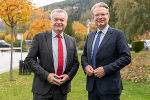 LH-Stv. Anton Lang und LH Christopher Drexler begrüßen die Verbesserungsmaßnahmen am Bahnhof Zeltweg. © Land Steiermark/Binder; bei Quellenangabe honorarfrei