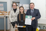 LR Werner Amon gratulierte Marie Paulitsch (VS Großwilfersdorf) © Land Steiermark/Robert Binder; Verwendung bei Quellenangabe honorarfrei LR Werner Amon gratulierte Marie Paulitsch (VS Großwilfersdorf)