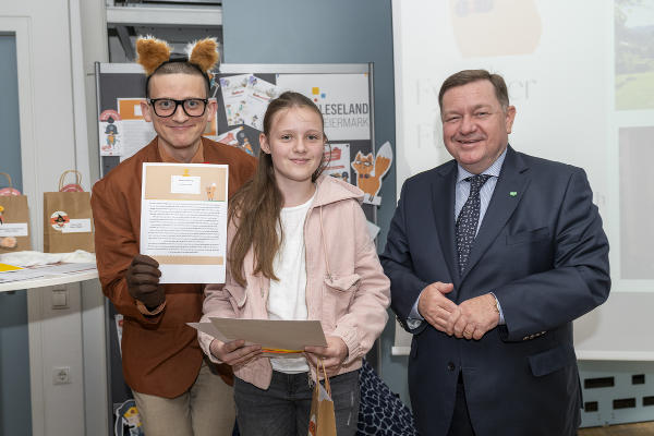 LR Werner Amon gratulierte Klara Siener (VS St. Veit/Vogau) © Land Steiermark/Robert Binder; Verwendung bei Quellenangabe honorarfrei