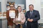 LR Werner Amon gratulierte Klara Siener (VS St. Veit/Vogau) © Land Steiermark/Robert Binder; Verwendung bei Quellenangabe honorarfrei LR Werner Amon gratulierte Klara Siener (VS St. Veit/Vogau)