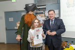 LR Werner Amon gratulierte Theresa Fasching (Projektschule Graz) © Land Steiermark/Robert Binder; Verwendung bei Quellenangabe honorarfrei LR Werner Amon gratulierte Theresa Fasching (Projektschule Graz)