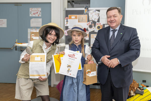 LR Werner Amon gratulierte Klara Lechner (häuslicher Unterricht) © Land Steiermark/Robert Binder; Verwendung bei Quellenangabe honorarfrei