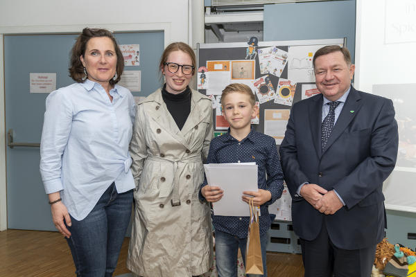 LR Werner Amon gratulierte Jeremias Senekowitsch (VS Hatzendorf) © Land Steiermark/Robert Binder; Verwendung bei Quellenangabe honorarfrei