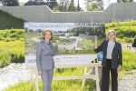 Landesrätin Simone Schmiedtbauer (l.) und Vizebürgermeisterin Judith Schwentner (r.) eröffneten den Hochwasserschutz am Messendorferbach © Foto Fischer; Verwendung bei Quellenangabe honorarfrei Landesrätin Simone Schmiedtbauer (l.) und Vizebürgermeisterin Judith Schwentner (r.) eröffneten den Hochwasserschutz am Messendorferbach