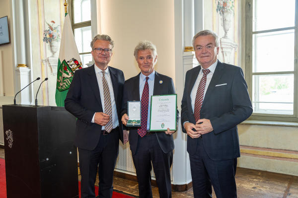 LH Christopher Drexler und LH-Stv. Anton Lang gratulierten Charly Temmel zum Goldenen Ehrenzeichen des Landes Steiermark © Foto: Land Steiermark/Robert Frankl; Verwendung bei Quellenangabe honorarfrei