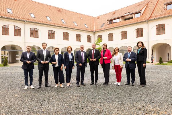 KO Hannes Schwarz, LR Karlheinz Kornhäusl, LR Ursula Lackner, LR Simone Schmiedtbauer, LH-Stv. Anton Lang, LH Christopher Drexler, LR Barbara Eibinger-Miedl, LR Doris Kampus, LR Werner Amon, KO Barbara Riener im Innenhof der ehemaligen Tabakfabrik in Fürstenfeld – ein Musterbeispiel für Gebäuderevitalisierung in dem über 80 geförderte, leistbare Wohnungen realisiert worden sind. © Land Steiermark/Benjamin Gasser; bei Quellenangabe honorarfrei