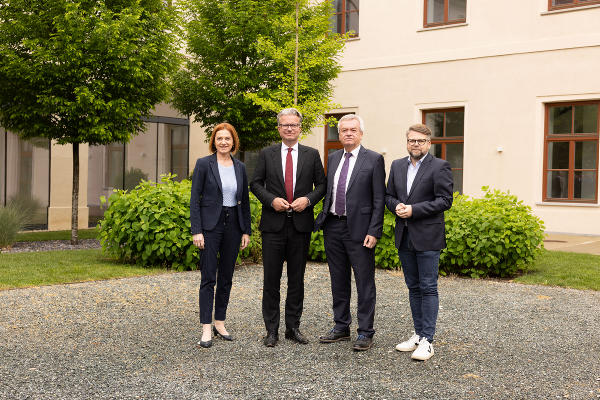 LR Simone Schmiedtbauer, LH Christopher Drexler, LH-Stv. Anton Lang und KO Hannes Schwarz im Innenhof der ehemaligen Tabakfabrik in Fürstenfeld – ein Musterbeispiel für Gebäuderevitalisierung in dem über 80 geförderte, leistbare Wohnungen realisiert worden sind. © Land Steiermark/Benjamin Gasser; bei Quellenangabe honorarfrei