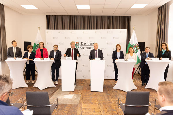 Die Landesregierungsmitglieder und die Klubobleute der Koalitionsparteien bei der Pressekonferenz im Anschluss an die Regierungsklausur in den Veranstaltungsräumen in der ehemaligen Tabakfabrik in Fürstenfeld. © Land Steiermark/Benjamin Gasser; bei Quellenangabe honorarfrei
