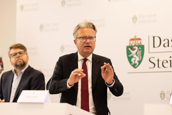 Landeshauptmann Christopher Drexler bei der Pressekonferenz im Anschluss an die Regierungsklausur in den Veranstaltungsräumen in der ehemaligen Tabakfabrik in Fürstenfeld. © Land Steiermark/Benjamin Gasser; bei Quellenangabe honorarfrei