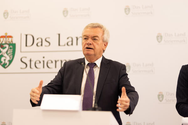 Landeshauptmann-Stellvertreter Anton Lang bei der Pressekonferenz im Anschluss an die Regierungsklausur in den Veranstaltungsräumen in der ehemaligen Tabakfabrik in Fürstenfeld. © Land Steiermark/Benjamin Gasser; bei Quellenangabe honorarfrei