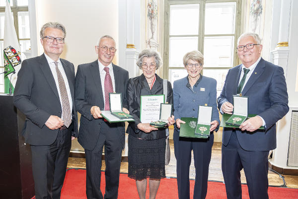 Landeshauptmann Christopher Drexler (l.) gratulierte Karl Peter Pfeiffer (2.v.l.) sowie Katharina Purtscher-Penz (4.v.l.) und Edwin Benko (r.) zum Großen Ehrenzeichen des Landes Steiermark; die bildende Künstlerin Heide Osterider-Stibor (M.) zeichnete der Landeshauptmann mit dem Ehrenzeichen des Landes Steiermark für Wissenschaft, Forschung und Kunst aus. © Foto: Land Steiermark/Foto Fischer/Schuster; bei Quellenangabe honorarfrei