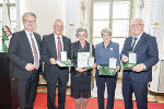 Landeshauptmann Christopher Drexler (l.) gratulierte Karl Peter Pfeiffer (2.v.l.) sowie Katharina Purtscher-Penz (4.v.l.) und Edwin Benko (r.) zum Großen Ehrenzeichen des Landes Steiermark; die bildende Künstlerin Heide Osterider-Stibor (M.) zeichnete der Landeshauptmann mit dem Ehrenzeichen des Landes Steiermark für Wissenschaft, Forschung und Kunst aus.