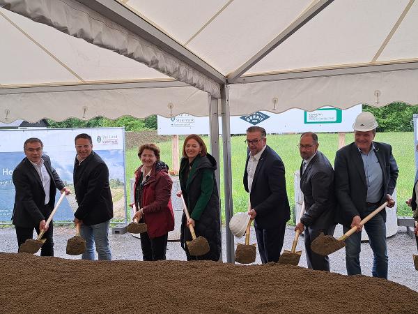 Landesrätin Ursula Lackner (3.v.l.) und Landesrätin Simone Schmiedtbauer (4.v.l.) begrüßen den Startschuss zum Ausbau des Hochwasserschutzes am Gradnerbach in der Stadtgemeinde Köflach. © Land Steiermark; bei Quellenangabe honorarfrei