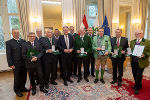 Landeshauptmann Christopher Drexler zeichnete im Weißen Saal der Grazer Burg elf steirische Altbürgermeister mit dem Großen Ehrenzeichen des Landes Steiermark aus. © Land Steiermark/Robert Frankl; bei Quellenangabe honorarfrei