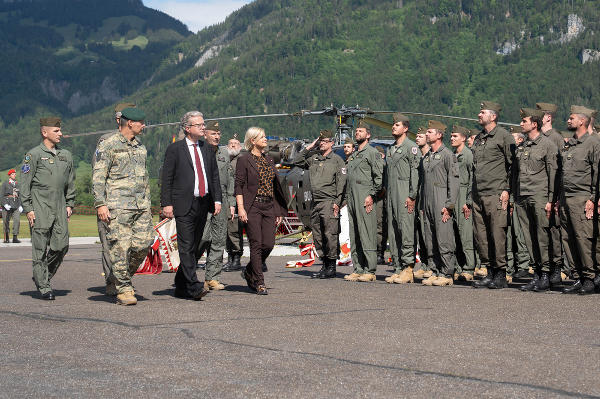 Landeshauptmann Christopher Drexler und Verteidigungsministerin Klaudia Tanner verabschiedeten die Alouette III. © Land Steiermark; bei Quellenangabe honorarfrei