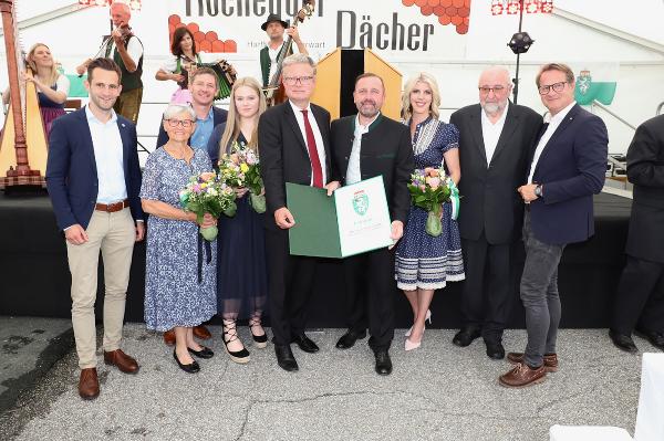 LH Christopher Drexler mit der Familie Hochegger und den Ehrengästen bei der Überreichung des steirischen Landeswappens. © Foto: Alfred Mayer; bei Quellenangabe honorarfrei