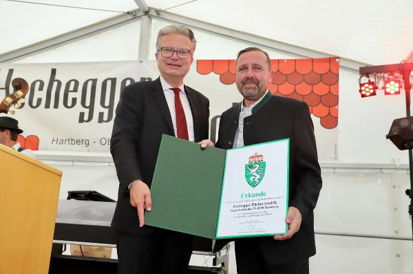 Landeshauptmann Christopher Drexler gratulierte Geschäftsführer Walter Hochegger zum verliehenen steirischen Landeswappen. © Foto: Alfred Mayer; bei Quellenangabe honorarfrei