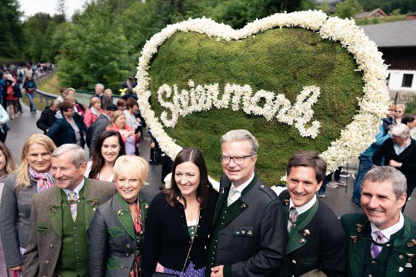 LH Christopher Drexler und weitere Ehrengäste beim Narzissenfest 2024 © Land Steiermark/Fabian Hasler; Verwendung bei Quellenangabe honorarfrei