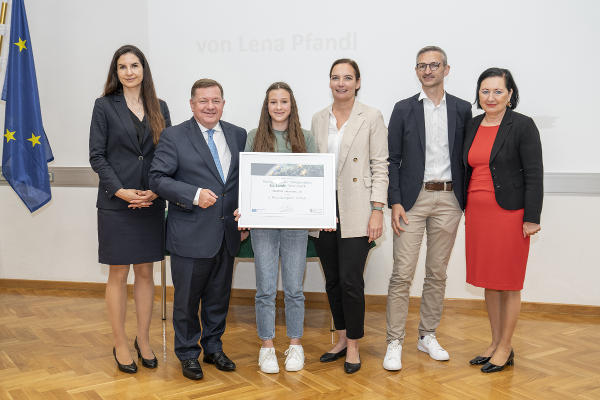 LR Werner Amon zeichnete die Schülerinnen und Schüler des 
 BG/BRG Judenburg aus © Land Steiermark/Robert Binder; Verwendung bei Quellenangabe honorarfrei
