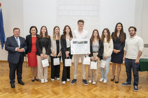 LR Werner Amon zeichnete die Schülerinnen und Schüler der HAK Fürstenfeld aus © Land Steiermark/Robert Binder; Verwendung bei Quellenangabe honorarfrei