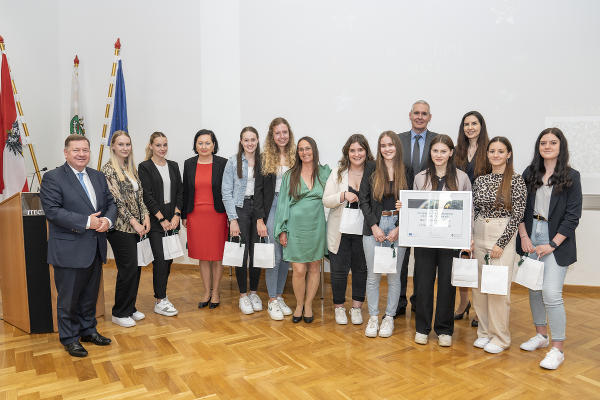 LR Werner Amon zeichnete die Schülerinnen und Schüler der HLW Rottenmann aus © Land Steiermark/Robert Binder; Verwendung bei Quellenangabe honorarfrei
