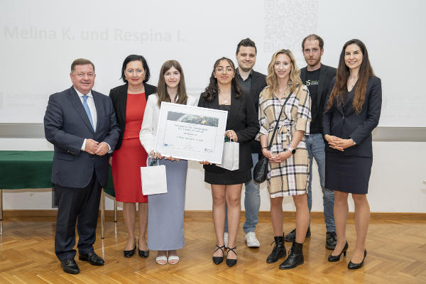 LR Werner Amon zeichnete die Schülerinnen und Schüler der MS Köflach aus © Land Steiermark/Robert Binder; Verwendung bei Quellenangabe honorarfrei