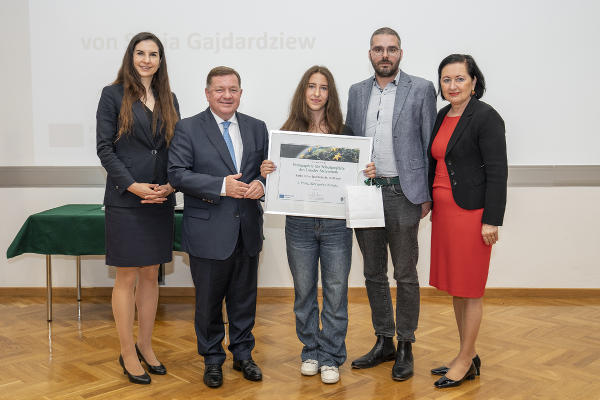 LR Werner Amon zeichnete die Schülerinnen und Schüler der 
 Sportschule St. Peter aus © Land Steiermark/Robert Binder; Verwendung bei Quellenangabe honorarfrei