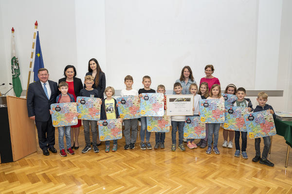 LR Werner Amon zeichnete die Schülerinnen und Schüler der VS St. Ulrich in Greith aus © Land Steiermark/Robert Binder; Verwendung bei Quellenangabe honorarfrei