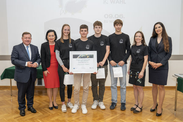LR Werner Amon zeichnete die Schülerinnen und Schüler des BORG Hartberg aus © Land Steiermark/Robert Binder; Verwendung bei Quellenangabe honorarfrei