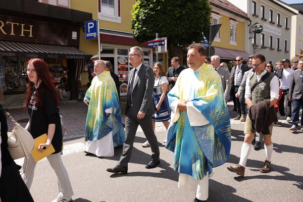 Pater Michael Staberl, Landeshauptmann Christopher Drexler und Pfarrer Josef Reisenhofer bei der Prozession zur Basilika Mariazell. © Foto: Benjamin Gasser; Verwendung bei Quellenangabe honorarfrei