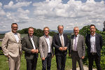 Landesbaudirektor Andreas Tropper, Vizebürgermeister Thomas Reiter (Gleisdorf), Bürgermeister Werner Höfler (Hofstätten an der Raab), LH Christopher Drexler, LH-Stv. Anton Lang und Hans Zwath (ÖBB-Infrastruktur) präsentierten das Großprojekt zur neuen „Spange Wünschendorf“ an der B 68. © Land Steiermark; Verwendung bei Quellenangabe honorarfrei