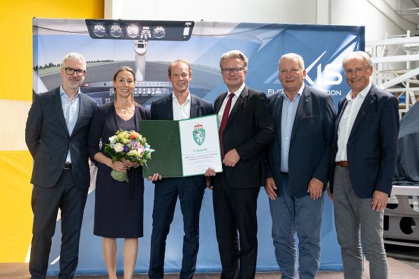 XX, Commerical Director Michaela Froelich, Axis-Geschäftsleiter Christian Theuermann, LH Christopher Drexler, Bgm. Franz Labugger und XX (v.l.) bei der feierlichen Überreichung des steirischen Landeswappens. © Land Steiermark; bei Quellenangabe honorarfrei