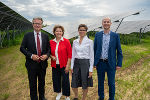 Eröffnung des Photovoltaik-Parks in Rohr bei Hartberg: LH Christopher Drexler und LR Ursula Lackner mit den W.E.B.-Vorständen Stefanie Markut und Florian Müller (v.l.) © Land Steiermark/Christoph Purgstaller; Verwendung bei Quellenangabe honorarfrei