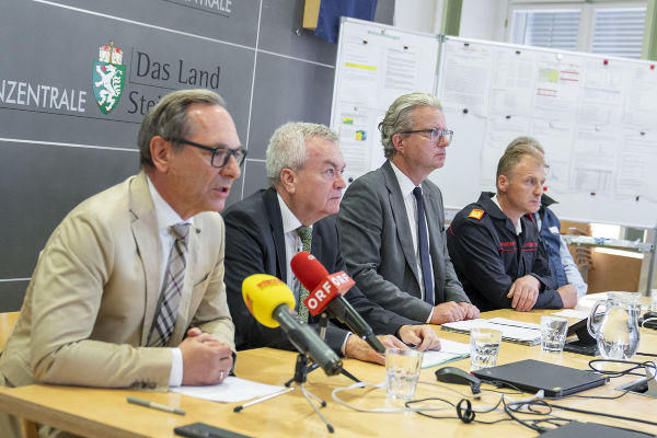 Pressekonferenz zur Unwetterkatastrophe in der Steiermark: Katastrophenschutz-Leiter Harald Eitner, LH-Stv. Anton Lang, LH Christopher Drexler und Landesfeuerwehrkommandant-Stellvertreter Christian Leitgeb © Land Steiermark/Robert Binder; Verwendung bei Quellenangabe honorarfrei