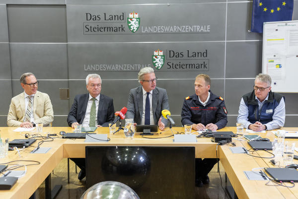 Pressekonferenz zur Unwetterkatastrophe in der Steiermark: Katastrophenschutz-Leiter Harald Eitner, LH-Stv. Anton Lang, LH Christopher Drexler, Landesfeuerwehrkommandant-Stellvertreter Christian Leitgeb und Landesgeologe Martin Schröttner (v.l.) © Land Steiermark/Robert Binder; Verwendung bei Quellenangabe honorarfrei