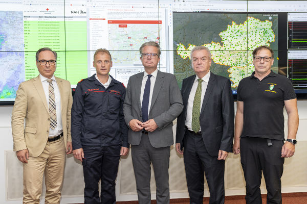 Katastrophenschutz-Leiter Harald Eitner, Landesfeuerwehrkommandant-Stellvertreter Christian Leitgeb, LH Christopher Drexler, LH-Stv. Anton Lang und LWZ-Leiter Günter Hohenberger © Land Steiermark/Robert Binder; Verwendung bei Quellenangabe honorarfrei