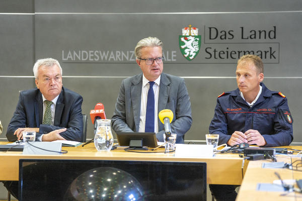 LH-Stv. Anton Lang, LH Christopher Drexler und Landesfeuerwehrkommandant-Stellvertreter Christian Leitgeb © Land Steiermark/Robert Binder; Verwendung bei Quellenangabe honorarfrei