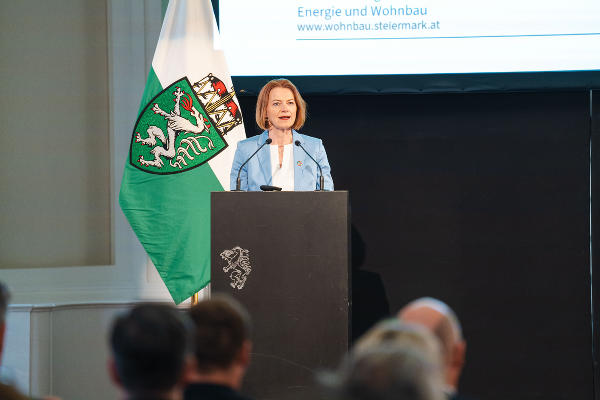 Wohnbaulandesrätin Simone Schmiedtbauer gratulierte den Preisträgern © Paller