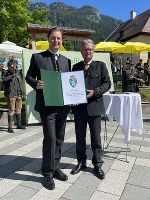 LH Christopher Drexler (r.) überreichte Landesjägermeister Franz Mayr-Melnhof-Saurau (l.) das steirische Landeswappen. © Land Steiermark; bei Quellenangabe honorarfrei LH Christopher Drexler (r.) überreichte Landesjägermeister Franz Mayr-Melnhof-Saurau (l.) das steirische Landeswappen.