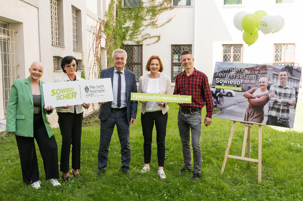 Kampagne für mehr Verkehrssicherheit: Influencerin Paula, Maria Knauer-Lukas (Abteilung 16), LH-Stv. Anton Lang, LR Simone Schmiedtbauer und Influencer Marcel Wintscher (v.l.). © Land Steiermark/Andreas Resch; Verwendung bei Quellenangabe honorarfrei