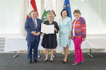 Margarethe Edelsbrunner (2.v.l.) wurde der Berufstitel Regierungsrätin verliehen, LR Werner Amon, Bildungsdirektorin Elisabeth Meixner und Abteilungsleiterin Eva-Maria Fluch gratulierten. © Land Steiermark/Foto Fischer; Verwendung bei Quellenangabe honorarfrei Margarethe Edelsbrunner (2.v.l.) wurde der Berufstitel Regierungsrätin verliehen, LR Werner Amon, Bildungsdirektorin Elisabeth Meixner und Abteilungsleiterin Eva-Maria Fluch gratulierten.