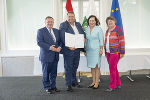 Michael Gruber (2.v.l.) wurde der Berufstitel Oberschulrat verliehen, LR Werner Amon, Bildungsdirektorin Elisabeth Meixner und Abteilungsleiterin Eva-Maria Fluch gratulierten. © Land Steiermark/Foto Fischer; Verwendung bei Quellenangabe honorarfrei Michael Gruber (2.v.l.) wurde der Berufstitel Oberschulrat verliehen, LR Werner Amon, Bildungsdirektorin Elisabeth Meixner und Abteilungsleiterin Eva-Maria Fluch gratulierten.