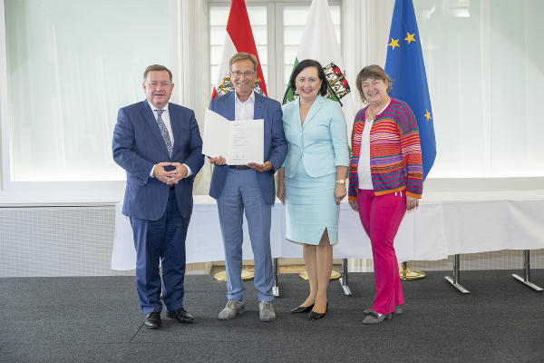 Josef Präsent (2.v.l.) wurde der Berufstitel Oberschulrat verliehen, LR Werner Amon, Bildungsdirektorin Elisabeth Meixner und Abteilungsleiterin Eva-Maria Fluch gratulierten. © Land Steiermark/Foto Fischer; Verwendung bei Quellenangabe honorarfrei