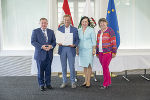 Josef Präsent (2.v.l.) wurde der Berufstitel Oberschulrat verliehen, LR Werner Amon, Bildungsdirektorin Elisabeth Meixner und Abteilungsleiterin Eva-Maria Fluch gratulierten. © Land Steiermark/Foto Fischer; Verwendung bei Quellenangabe honorarfrei Josef Präsent (2.v.l.) wurde der Berufstitel Oberschulrat verliehen, LR Werner Amon, Bildungsdirektorin Elisabeth Meixner und Abteilungsleiterin Eva-Maria Fluch gratulierten.