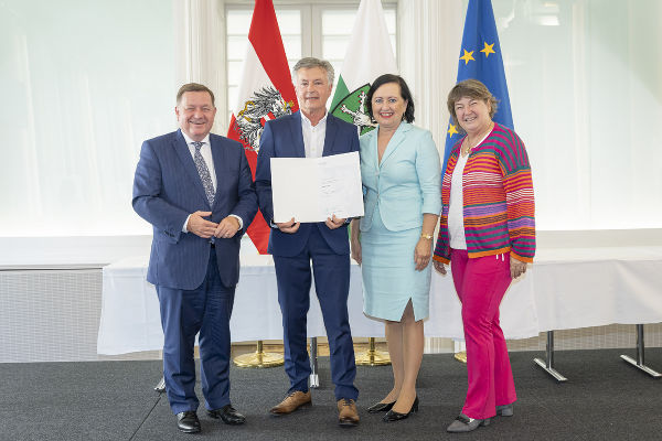 Karl Schmoll (2.v.l.) wurde der Berufstitel Oberschulrat verliehen, LR Werner Amon, Bildungsdirektorin Elisabeth Meixner und Abteilungsleiterin Eva-Maria Fluch gratulierten. © Land Steiermark/Foto Fischer; Verwendung bei Quellenangabe honorarfrei