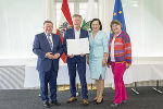 Karl Schmoll (2.v.l.) wurde der Berufstitel Oberschulrat verliehen, LR Werner Amon, Bildungsdirektorin Elisabeth Meixner und Abteilungsleiterin Eva-Maria Fluch gratulierten. © Land Steiermark/Foto Fischer; Verwendung bei Quellenangabe honorarfrei Karl Schmoll (2.v.l.) wurde der Berufstitel Oberschulrat verliehen, LR Werner Amon, Bildungsdirektorin Elisabeth Meixner und Abteilungsleiterin Eva-Maria Fluch gratulierten.