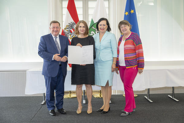 Eva Neubauer (2.v.l.) wurde der Berufstitel Schulrätin verliehen, LR Werner Amon, Bildungsdirektorin Elisabeth Meixner und Abteilungsleiterin Eva-Maria Fluch gratulierten. © Land Steiermark/Foto Fischer; Verwendung bei Quellenangabe honorarfrei