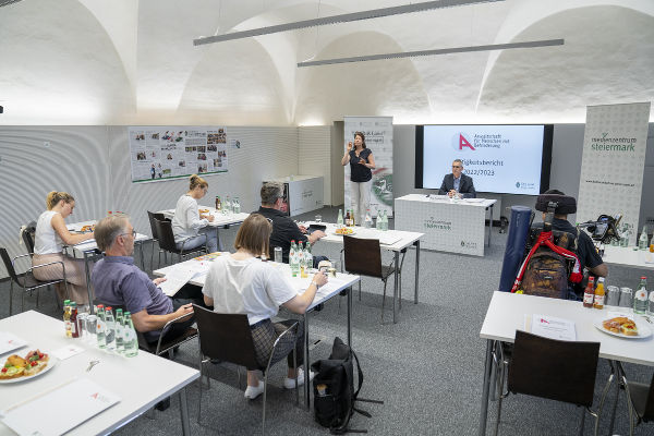 Im Medienzentrum Steiermark präsentierte Behindertenanwalt Siegfried Suppan seinen bereits neunten Tätigkeitsbericht. © Foto: Land Steiermark/Binder; bei Quellenangabe honorarfrei